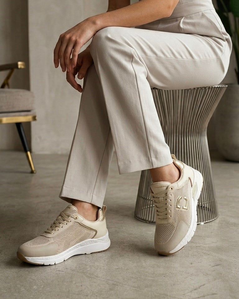 Sneakers sportive da donna Donna Serena color beige sabbia in tessuto traspirante, suola ammortizzata bianca e grigia, lacci bicolore e zip laterale-modella.