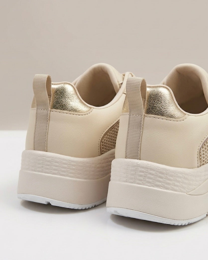 Sneakers sportive da donna Donna Serena color beige sabbia in tessuto traspirante, suola ammortizzata bianca e grigia, lacci bicolore e zip laterale-retro.