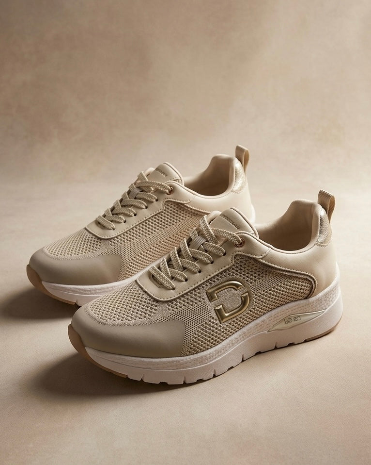 Sneakers sportive da donna Donna Serena color beige sabbia in tessuto traspirante, suola ammortizzata bianca e grigia, lacci bicolore e zip laterale.
