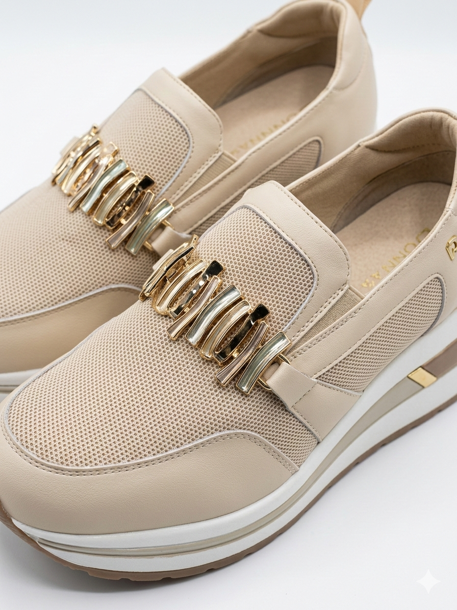 Sneakers slip-on marca Donna Serena color beige sabbia, con maxi morsetto dorato sulla parte frontale, inserti in mesh e suola platform alta-dettaglio.