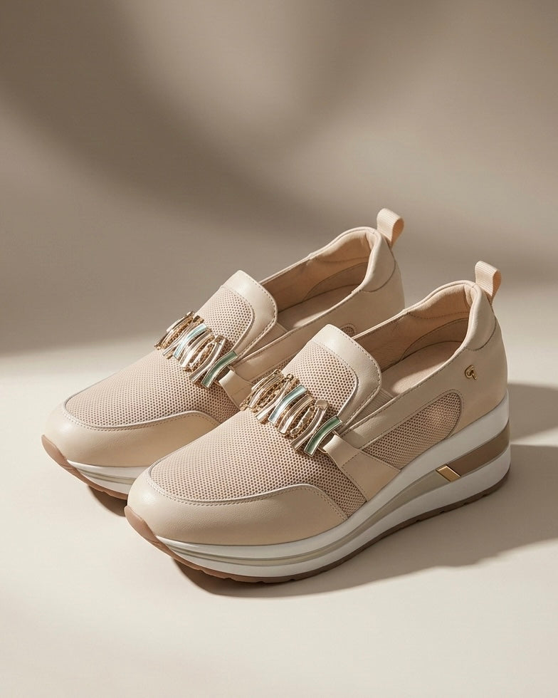 Sneakers slip-on marca Donna Serena color beige sabbia, con maxi morsetto dorato sulla parte frontale, inserti in mesh e suola platform alta.