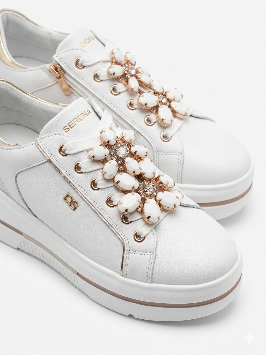 Sneakers platform Donna Serena in pelle bianca con finiture oro e pietre gioiello floreali sui lacci - dettaglio ravvicinato.