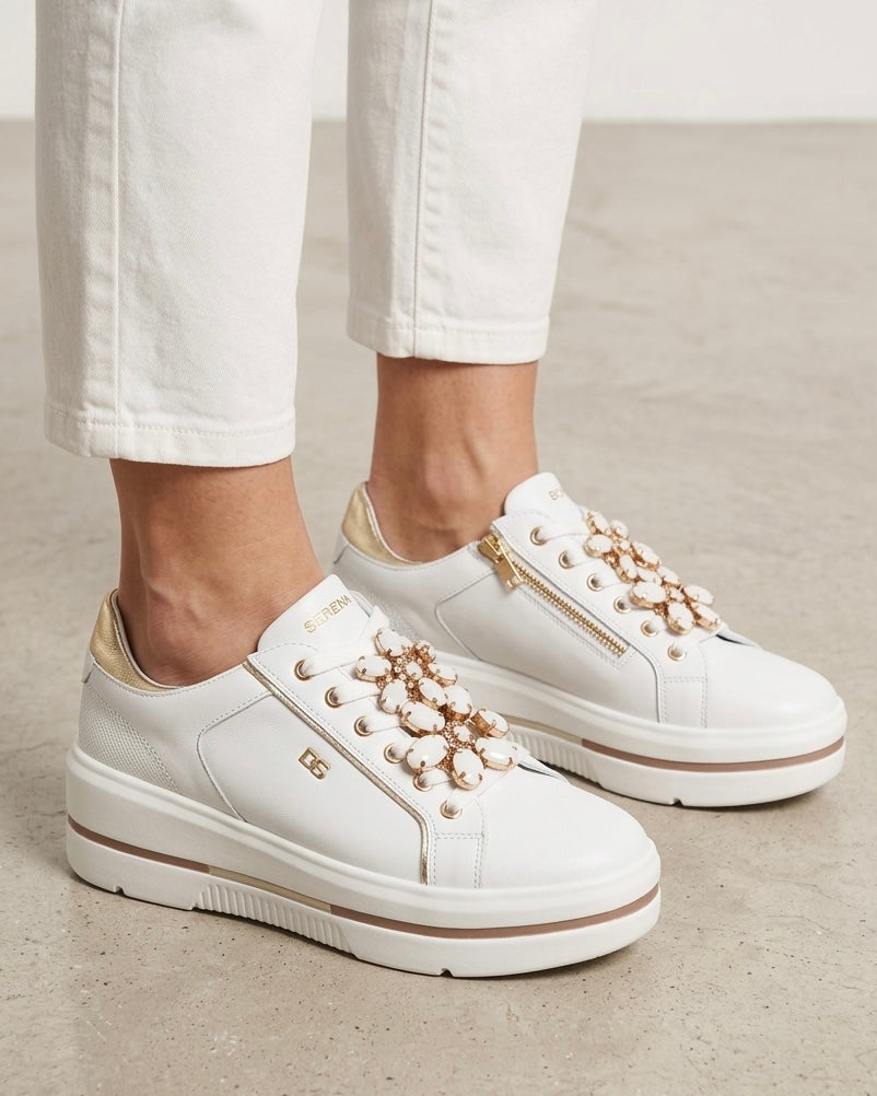 Sneakers platform Donna Serena in pelle bianca con finiture oro e pietre gioiello floreali sui lacci - indossate.