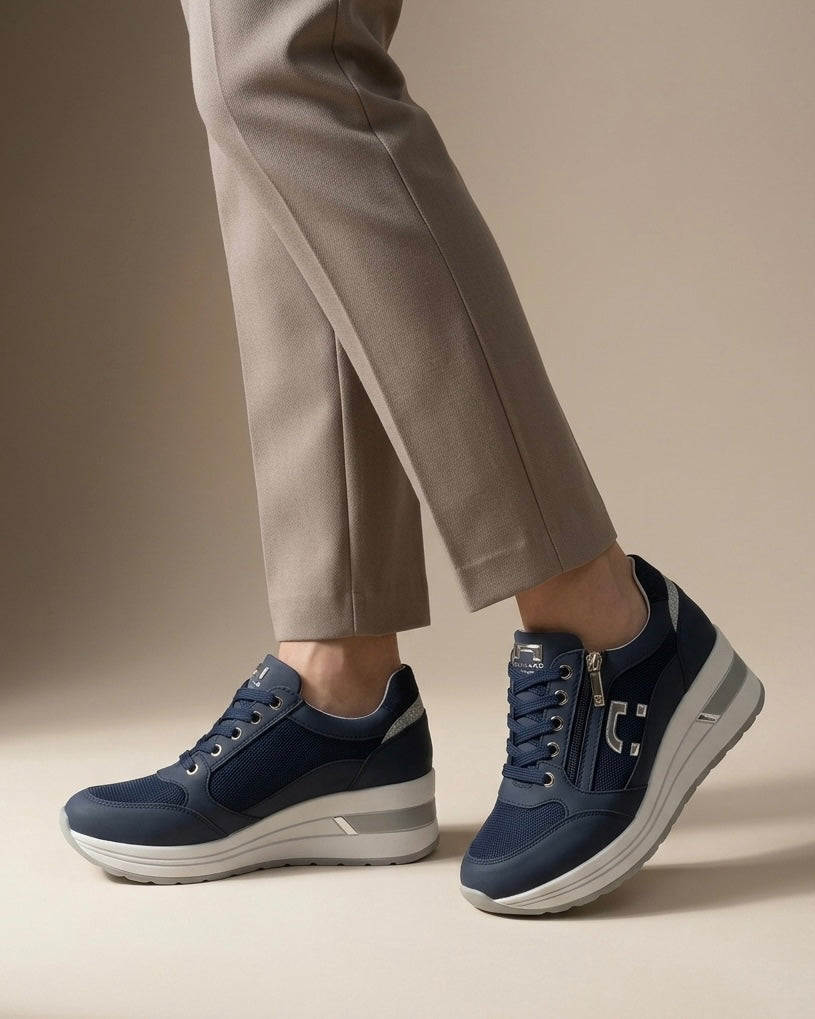 Sneakers da donna Donna Serena color blu navy con zeppa alta bicolore, tomaia in tessuto tecnico e pelle, zip laterale e logo metallico-indossate.