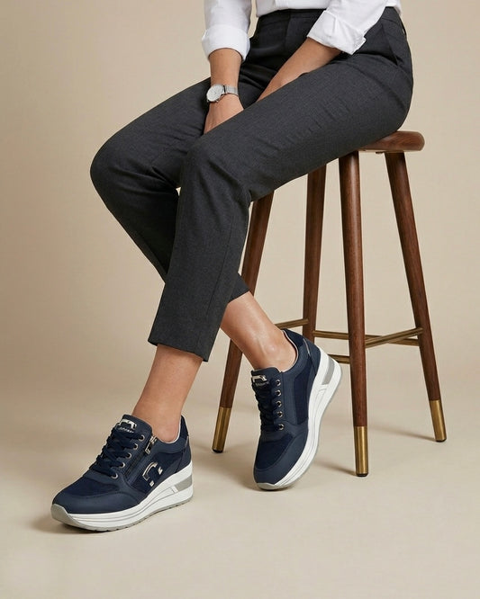 Sneakers da donna Donna Serena color blu navy con zeppa alta bicolore, tomaia in tessuto tecnico e pelle, zip laterale e logo metallico-modella.