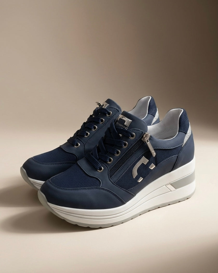 Sneakers da donna Donna Serena color blu navy con zeppa alta bicolore, tomaia in tessuto tecnico e pelle, zip laterale e logo metallico.