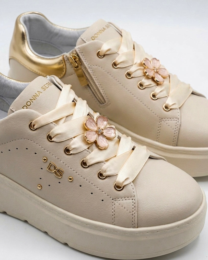 Sneakers platform da donna Donna Serena color panna in pelle, con lacci larghi in raso lucido, applicazione a forma di fiore gioiello e tallone argentato-dettaglio.