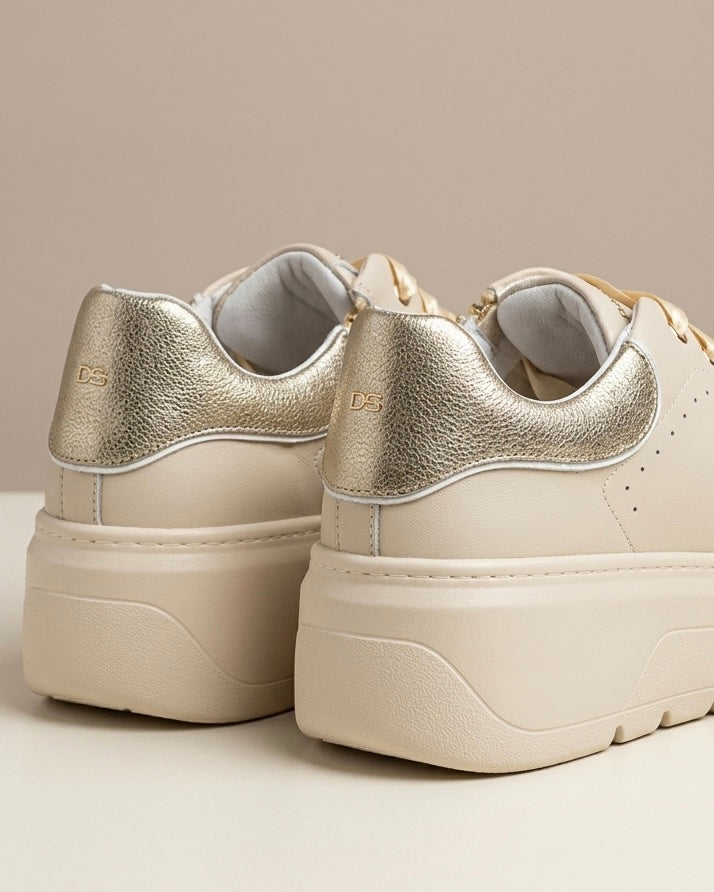 Sneakers platform da donna Donna Serena color panna in pelle, con lacci larghi in raso lucido, applicazione a forma di fiore gioiello e tallone argentato-retro.