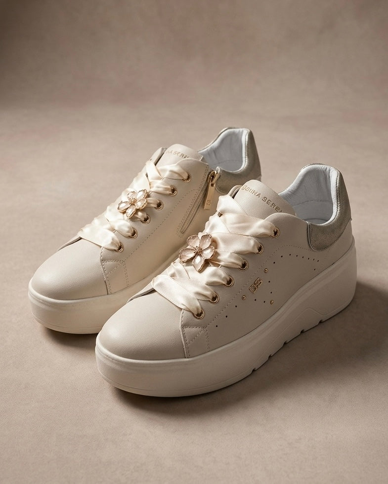 Sneakers platform da donna Donna Serena color panna in pelle, con lacci larghi in raso lucido, applicazione a forma di fiore gioiello e tallone argentato.