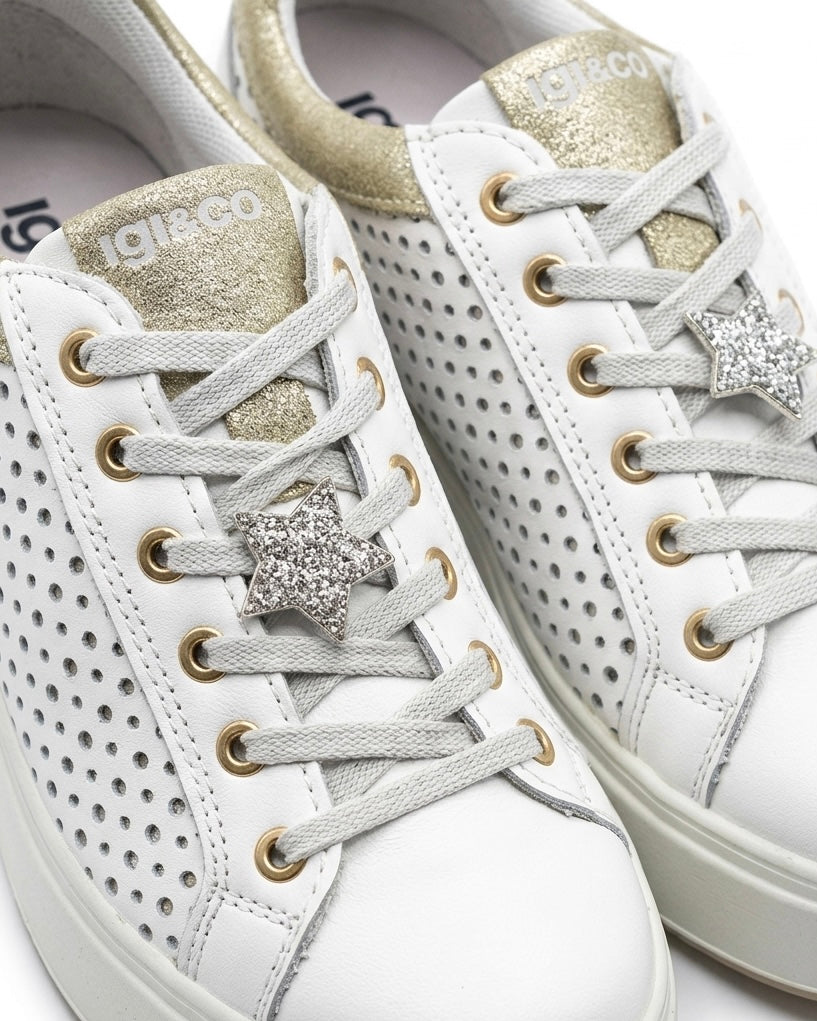 Sneakers da donna Igi&Co in pelle bianca con inserti laminati platino sul tallone e sulla linguetta, suola platform bianca scanalata e lacci bianchi-dettaglio.