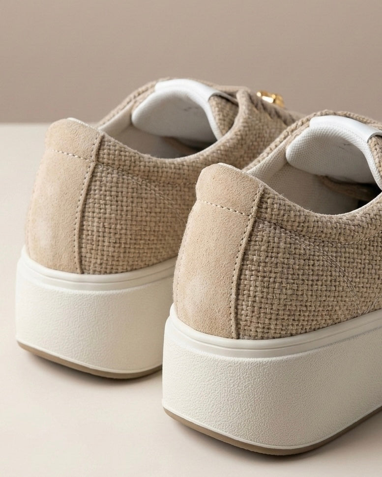 Sneakers da donna marca Igi&Co color beige panna con tomaia a texture intrecciata effetto rafia, cuori dorati metallizzati applicati sui lacci e suola platform bianca-retro.