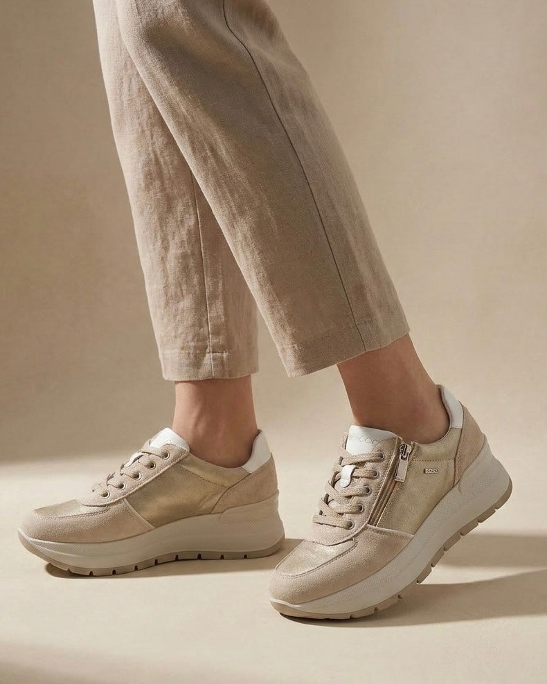 Sneakers da donna marca Igi&Co in camoscio beige e pelle laminata oro, con pratica zip laterale, lacci piatti e suola platform bianca-indossate.