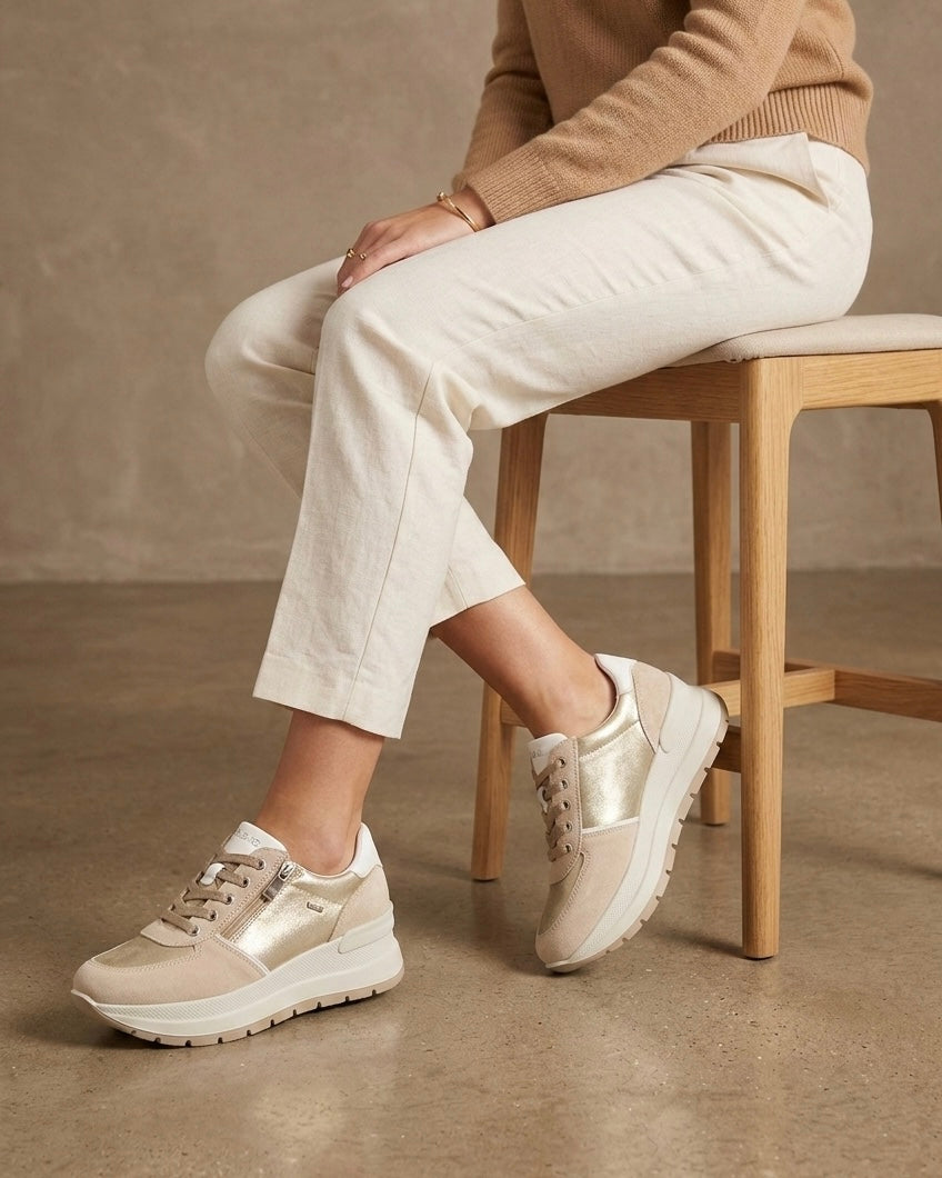 Sneakers da donna marca Igi&Co in camoscio beige e pelle laminata oro, con pratica zip laterale, lacci piatti e suola platform bianca-modella.