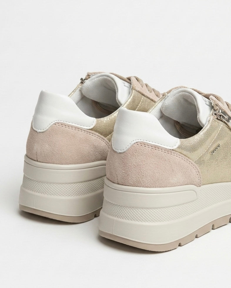Sneakers da donna marca Igi&Co in camoscio beige e pelle laminata oro, con pratica zip laterale, lacci piatti e suola platform bianca-retro.