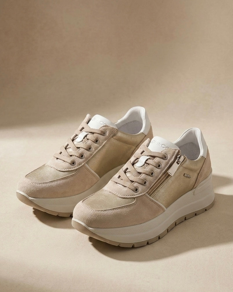 Sneakers da donna marca Igi&Co in camoscio beige e pelle laminata oro, con pratica zip laterale, lacci piatti e suola platform bianca.