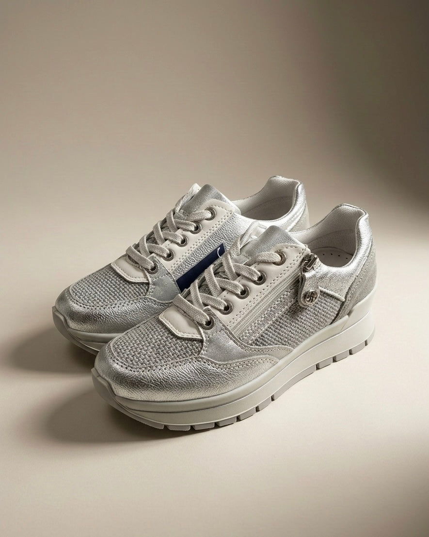 Sneakers da donna brand iMac color argento metallizzato, suola platform bianca, inserti in mesh e pratica zip laterale per una calzata facilitata.
