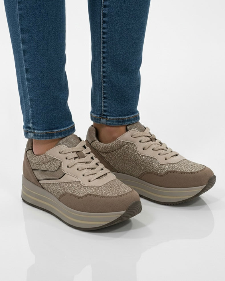 Sneakers IMAC donna beige in camoscio e inserti in tessuto bouclé effetto lana con suola platform -indossati.