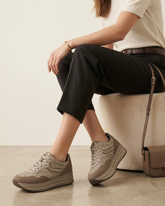 Sneakers IMAC donna beige in camoscio e inserti in tessuto bouclé effetto lana con suola platform-modella.