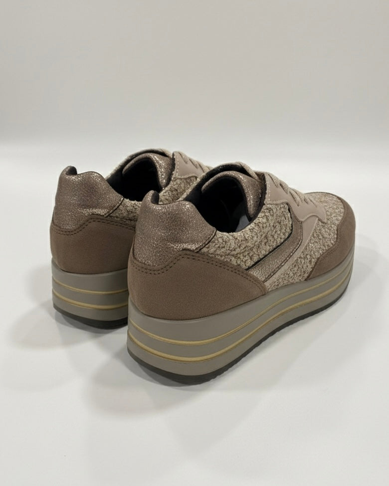 Sneakers IMAC donna beige in camoscio e inserti in tessuto bouclé effetto lana con suola platform - retro tacco.