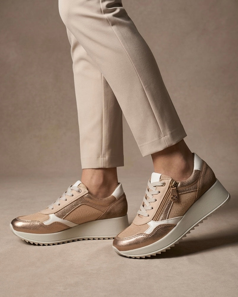 Sneakers iMac da donna color bronzo e oro rosa laminato, con inserti in tessuto, doppia chiusura lacci e zip, e suola platform bianca-indossate