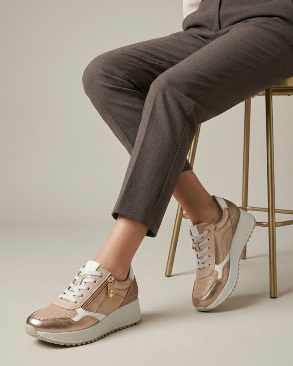 Sneakers iMac da donna color bronzo e oro rosa laminato, con inserti in tessuto, doppia chiusura lacci e zip, e suola platform bianca-modella.