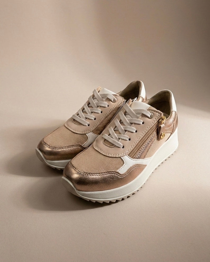 Sneakers iMac da donna color bronzo e oro rosa laminato, con inserti in tessuto, doppia chiusura lacci e zip, e suola platform bianca.