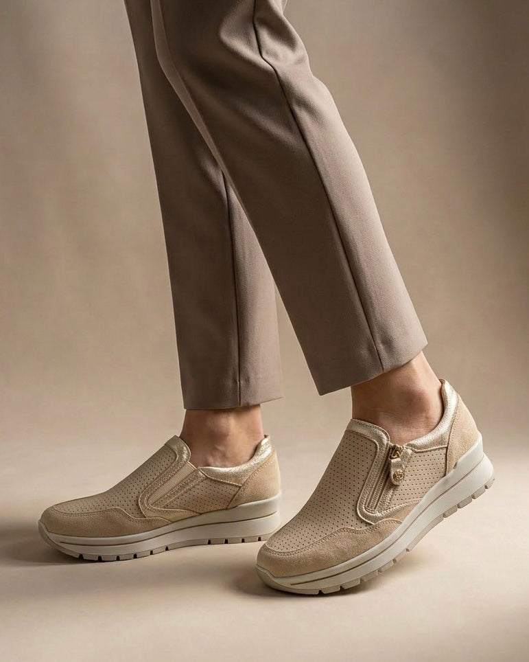 Sneakers da donna marca iMac in camoscio beige con tomaia traforata al laser, profili laminati oro, zip laterale decorativa e suola sportiva bianca-indossate.