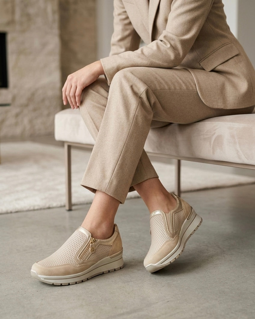 Sneakers da donna marca iMac in camoscio beige con tomaia traforata al laser, profili laminati oro, zip laterale decorativa e suola sportiva bianca-modella.