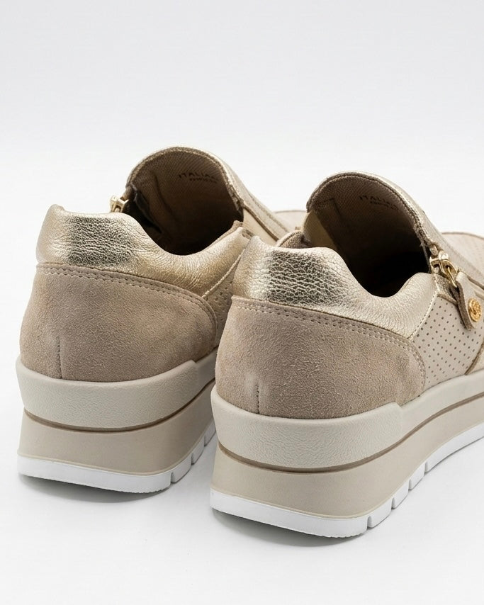 Sneakers da donna marca iMac in camoscio beige con tomaia traforata al laser, profili laminati oro, zip laterale decorativa e suola sportiva bianca-retro.