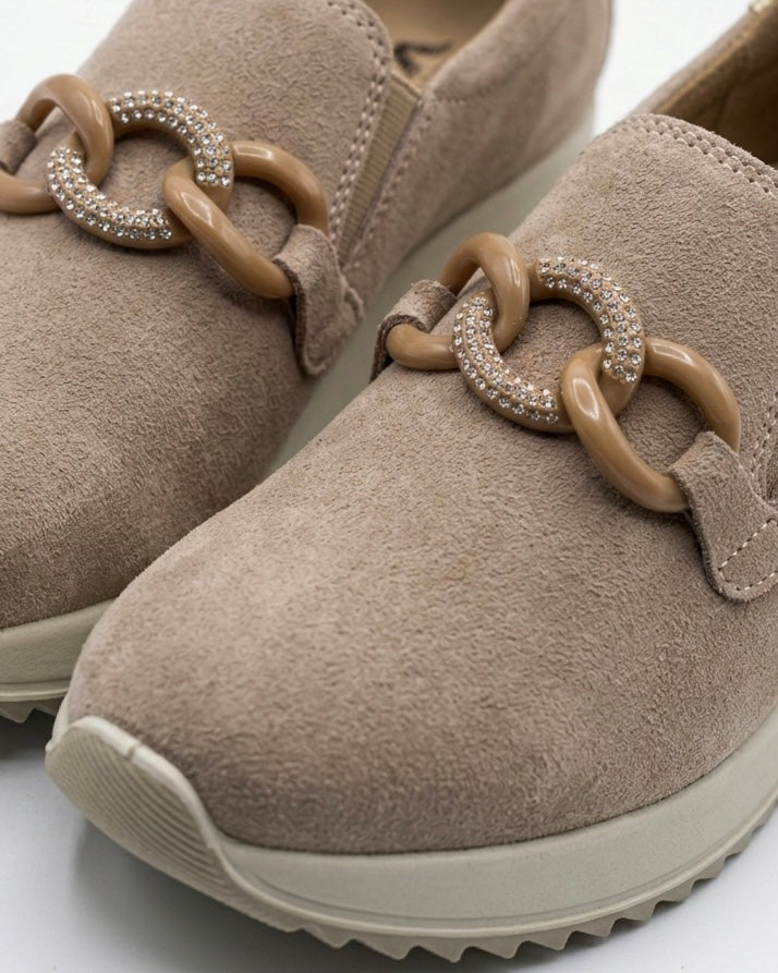 Sneakers slip-on da donna marca iMac in morbido camoscio color taupe/fango, con accessorio a catena dorata e strass, suola platform beige-dettaglio.