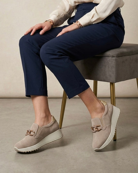 Sneakers slip-on da donna marca iMac in morbido camoscio color taupe/fango, con accessorio a catena dorata e strass, suola platform beige-modella.