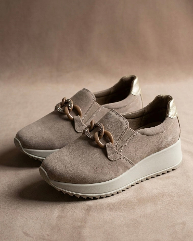 Sneakers slip-on da donna marca iMac in morbido camoscio color taupe/fango, con accessorio a catena dorata e strass, suola platform beige.