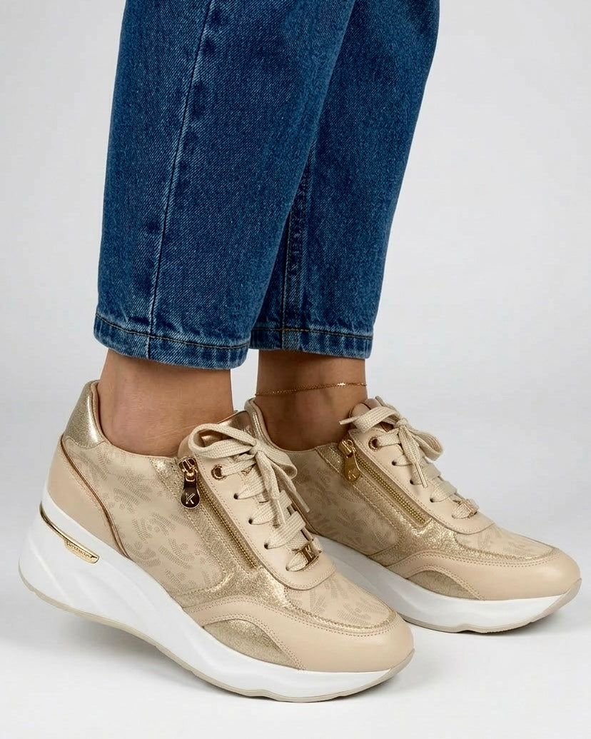 Sneakers Keys da donna color beige champagne con stampa monogram all-over, dettagli laminati oro, doppia zip laterale e suola chunky bianca - indossate.