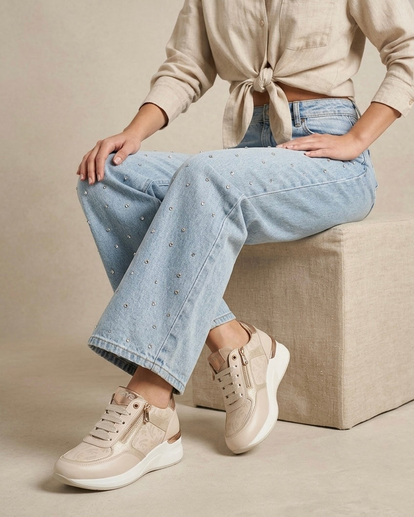 Sneakers Keys da donna color beige champagne con stampa monogram all-over, dettagli laminati oro, doppia zip laterale e suola chunky bianca - modella.