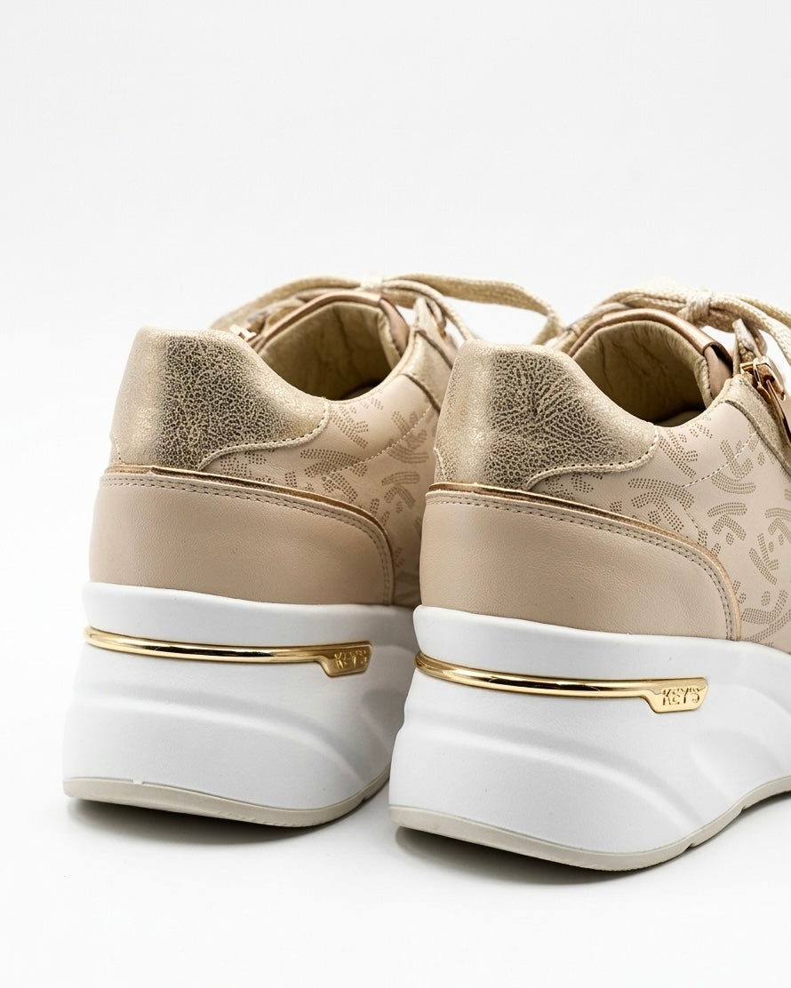 Sneakers Keys da donna color beige champagne con stampa monogram all-over, dettagli laminati oro, doppia zip laterale e suola chunky bianca - retro scarpa.