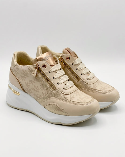 Sneakers Keys da donna color beige champagne con stampa monogram all-over, dettagli laminati oro, doppia zip laterale e suola chunky bianca.