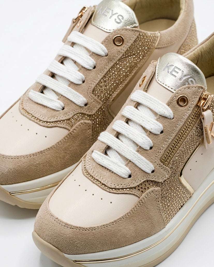 Sneakers donna marca KEYS color beige e panna con dettagli oro, inserti in strass luminosi, suola platform e pratica zip laterale-dettaglio.