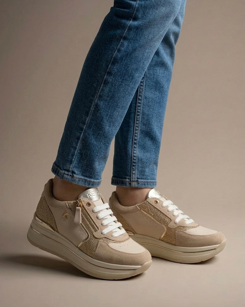 Sneakers donna marca KEYS color beige e panna con dettagli oro, inserti in strass luminosi, suola platform e pratica zip laterale-indossate.