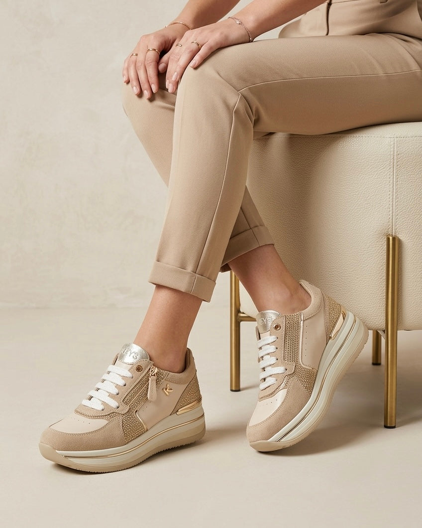 Sneakers donna marca KEYS color beige e panna con dettagli oro, inserti in strass luminosi, suola platform e pratica zip laterale-modella.