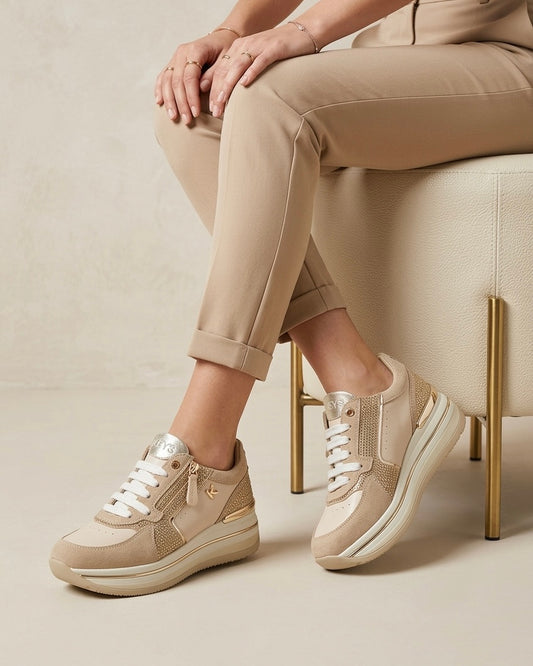 Sneakers donna marca KEYS color beige e panna con dettagli oro, inserti in strass luminosi, suola platform e pratica zip laterale-modella.
