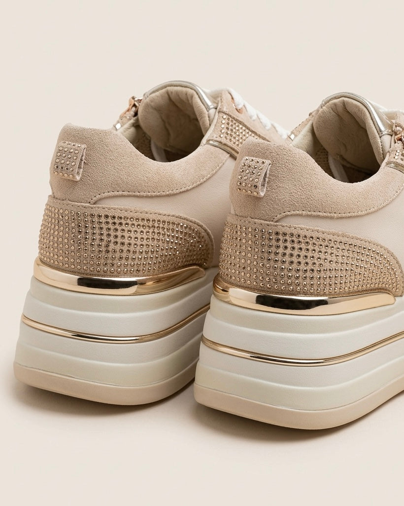 Sneakers donna marca KEYS color beige e panna con dettagli oro, inserti in strass luminosi, suola platform e pratica zip laterale-retro.
