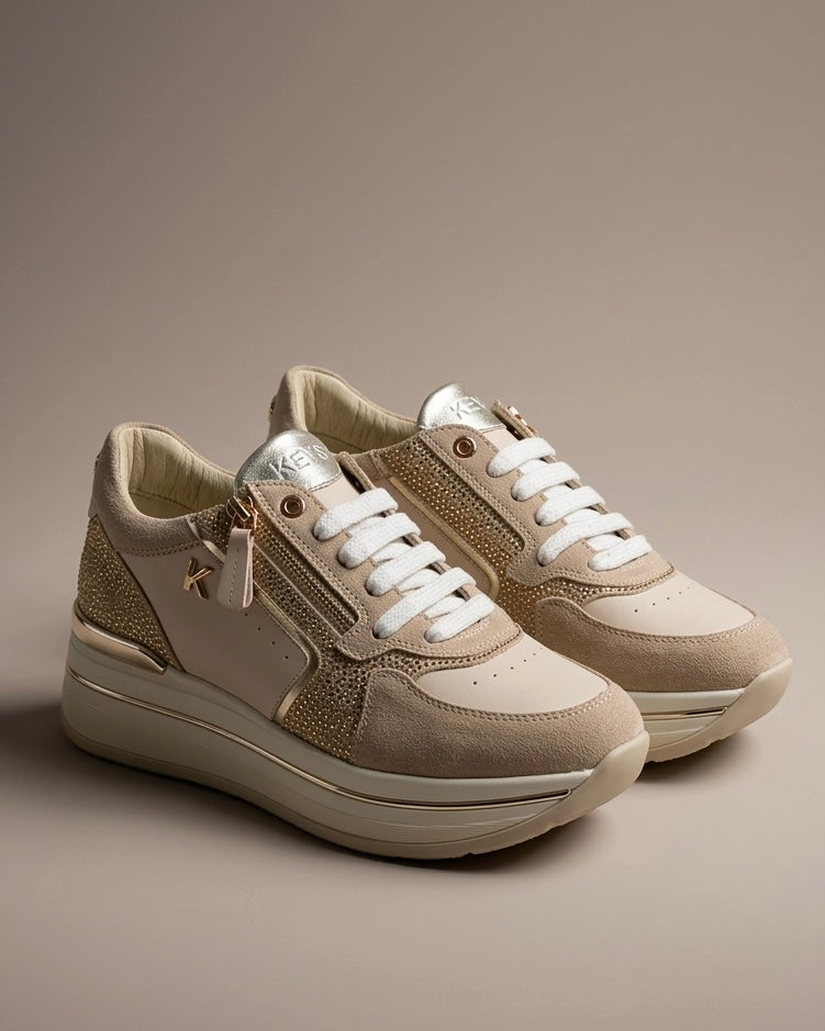 Sneakers donna marca KEYS color beige e panna con dettagli oro, inserti in strass luminosi, suola platform e pratica zip laterale.