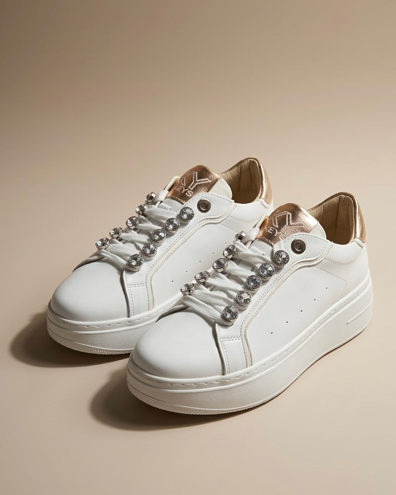 Sneakers donna bianche brand KEYS con grandi castoni gioiello sui lacci, linguetta e tallone oro rose lucido, suola platform panna.