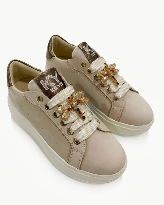 Sneakers platform Keys donna color cipria con dettagli bronzo e farfalla gioiello sui lacci.