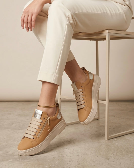 Sneakers Keys da donna in nabuk color cuoio con dettagli laminati oro, zip laterale decorativa e suola platform alta beige-Indossate modella.