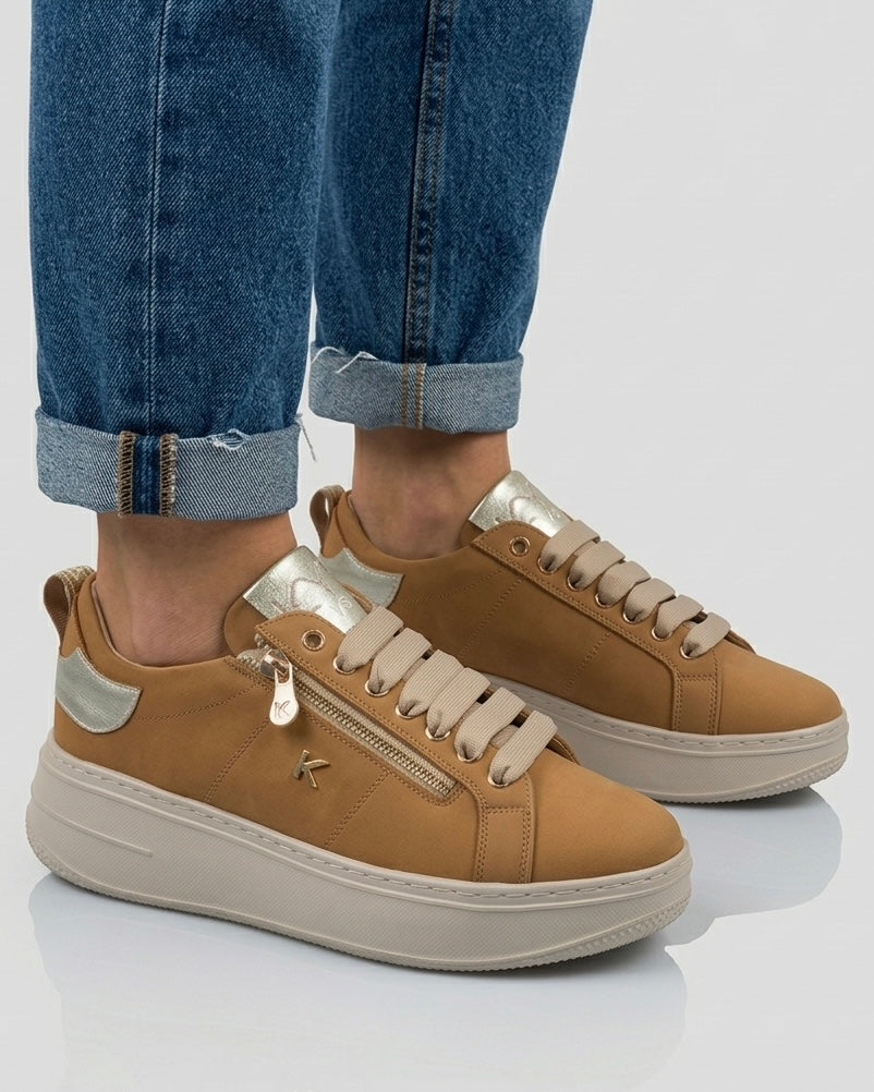 Sneakers Keys da donna in nabuk color cuoio con dettagli laminati oro, zip laterale decorativa e suola platform alta beige-indossate.