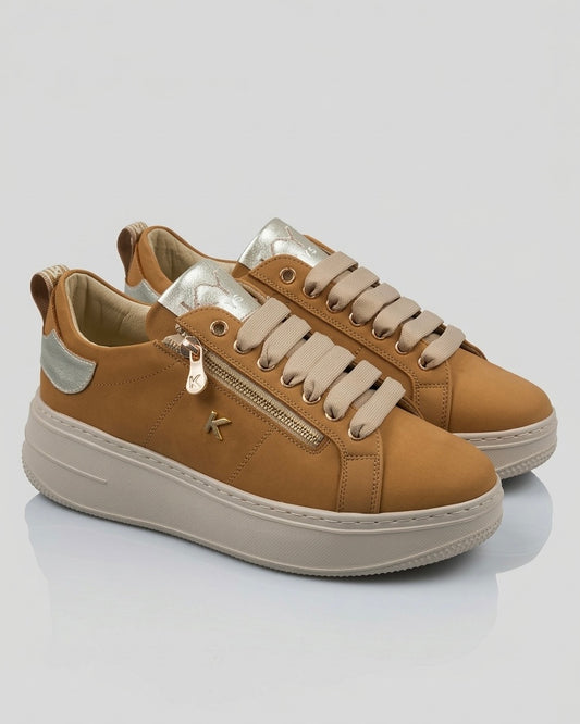 Sneakers Keys da donna in nabuk color cuoio con dettagli laminati oro, zip laterale decorativa e suola platform alta beige.
