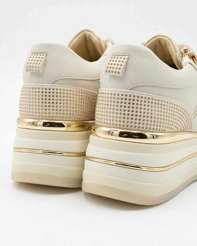 Sneakers Keys da donna in pelle bianca con inserti laterali in strass dorati, suola platform e chiusura con zip e lacci  - retro scarpa.