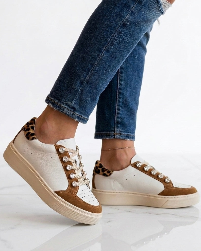 Sneakers bianche e marroni in pelle Divine Follie con dettagli gioiello sui lacci e inserto animalier leopardato sul tallone - indossate.