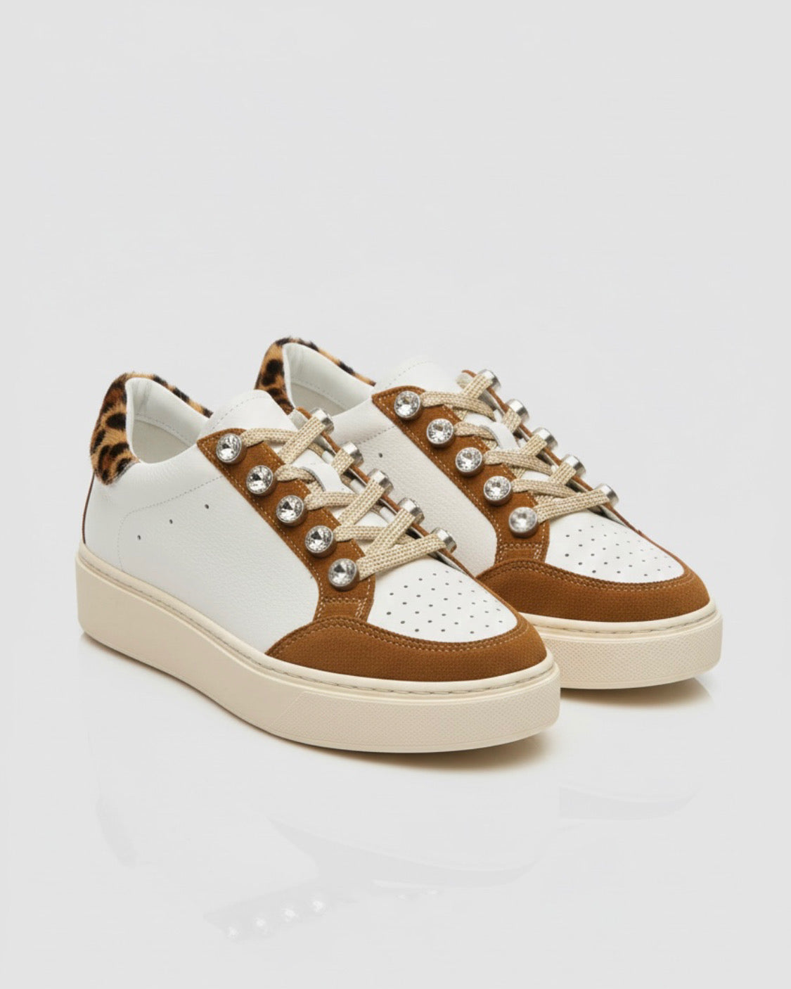Sneakers bianche e marroni in pelle Divine Follie con dettagli gioiello sui lacci e inserto animalier leopardato sul tallone.